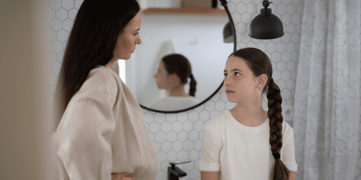 /upload/column/puberty-features-0313-4.png 思春期の娘を叱る母親