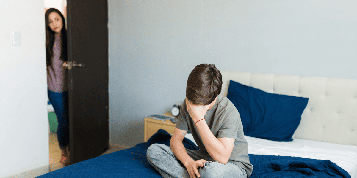 /upload/column/puberty-features-0313-5.png 部屋で悩む息子を心配して見守る母親