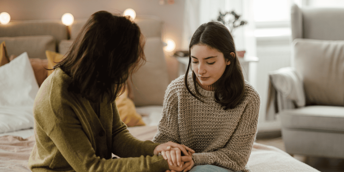 /upload/column/puberty-features-0313-6.png 思春期の娘の手を握る母親