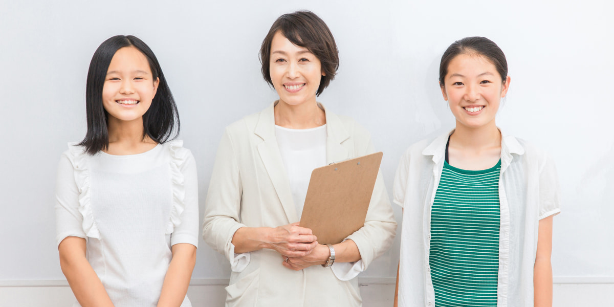 /upload/column/reasons-for-not-attending-school-05.jpg スーツの女性の両脇に私服の女子中学生2人