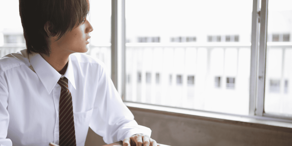 /upload/column/rebellious-phase-0313-3.png 窓から外を見る男子高校生