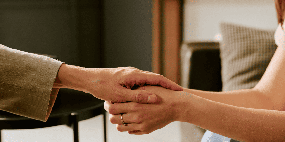 /upload/column/rebellious-phase-0313-5.png 握手する2人の手