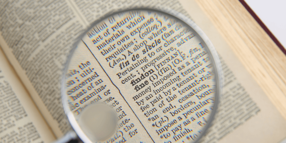 英語の辞書を虫眼鏡で見ている様子