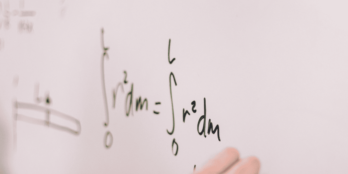 数学の計算式をホワイトボードに書く様子