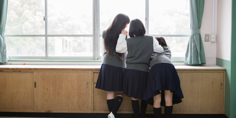 /upload/column/rettoukan2.png 元気に友達と話す女子学生