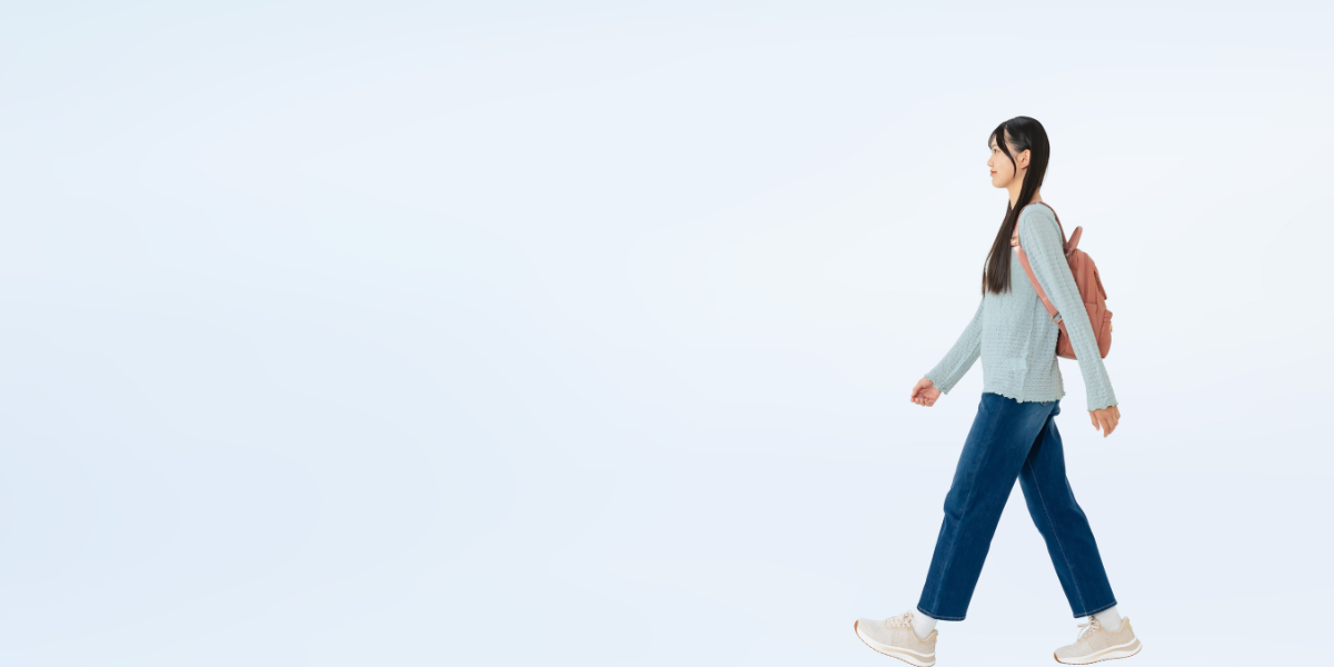リュックを背負って歩いている女性
