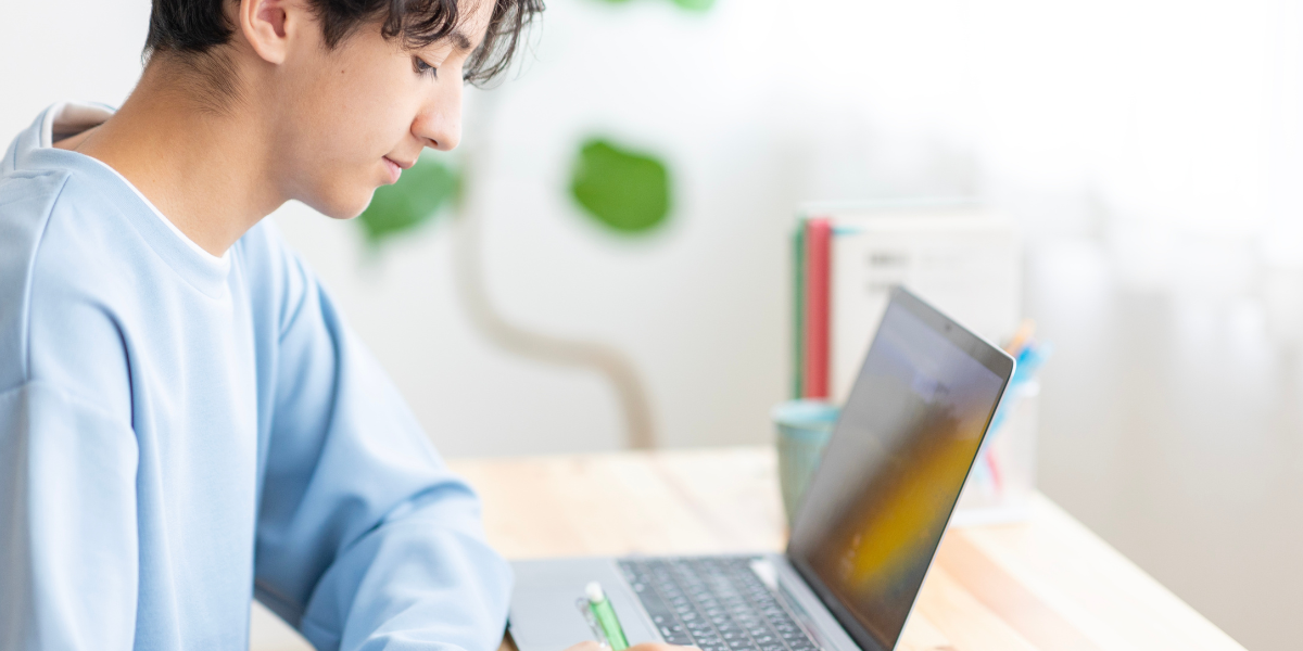 部屋で勉強している男性