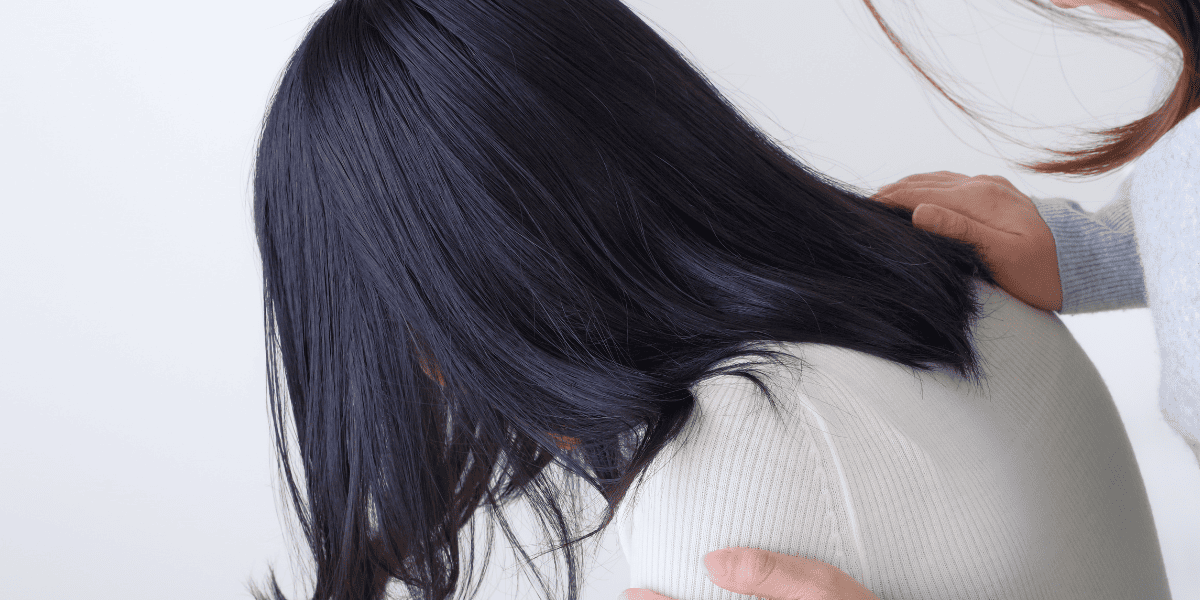 うつむいている子供を後ろから励ます様子