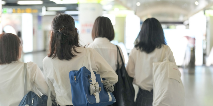 駅を歩く女子学生
