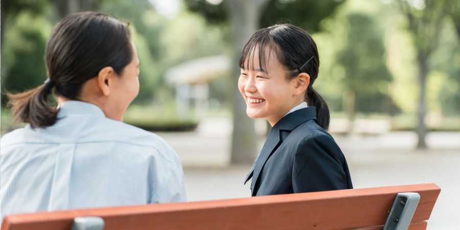 親子で会話する様子