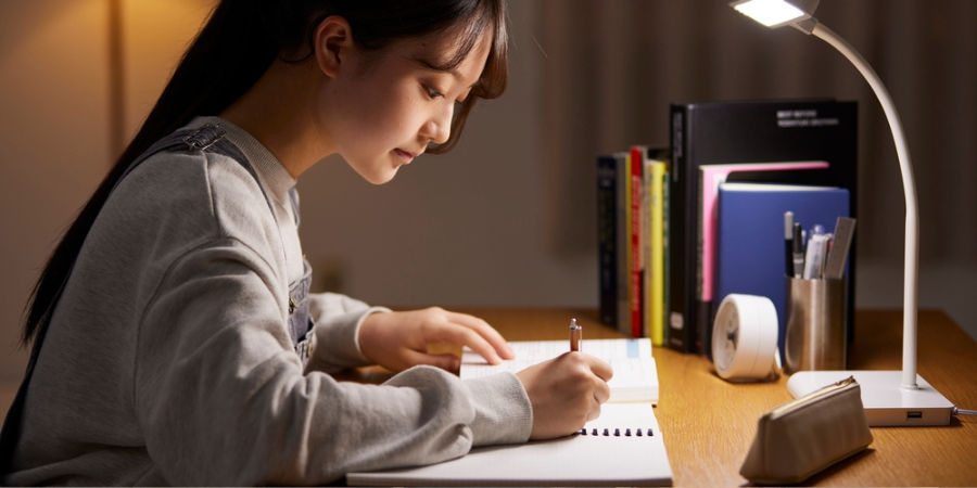 自宅で勉強する女子生徒