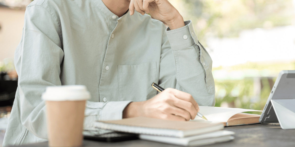 カフェで勉強している様子