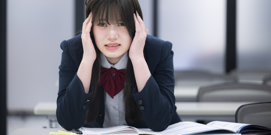 頭を抱える女子学生