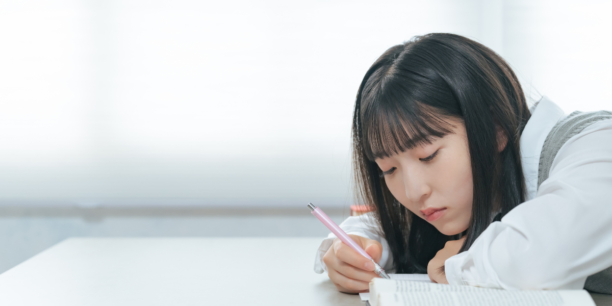 勉強をしている女子高校生