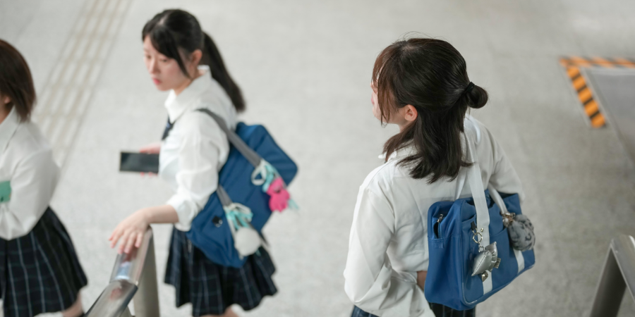 駅にいる女子高校生