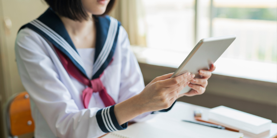 タブレットを見る中学生