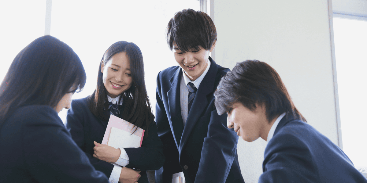 教室で談笑する生徒たち
