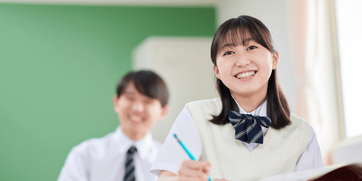 笑顔で授業を受ける生徒