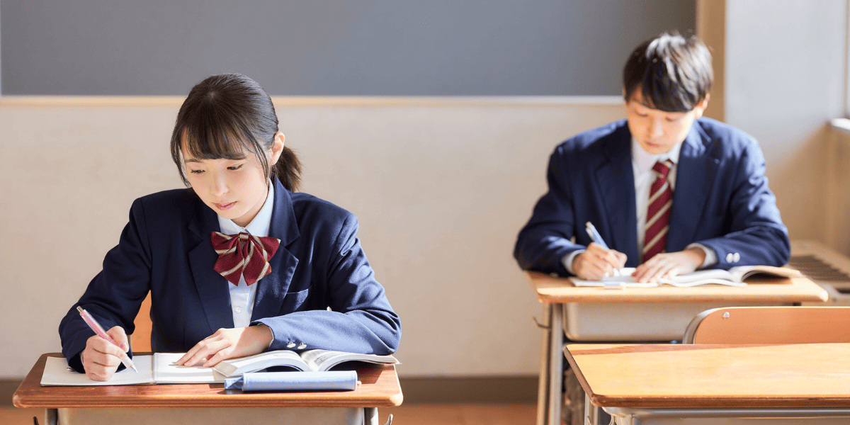 教室で勉強する生徒