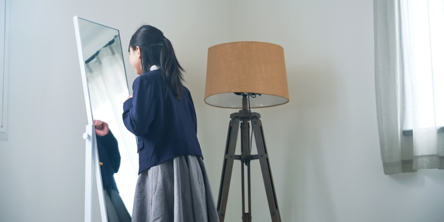 /upload/column/transfer1.png 身支度をする女子生徒