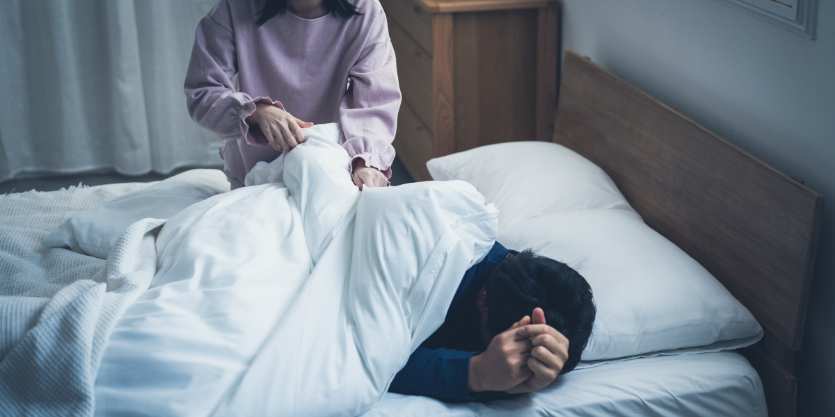 起こされている男性