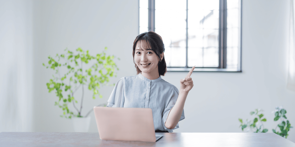 パソコンで作業している女性