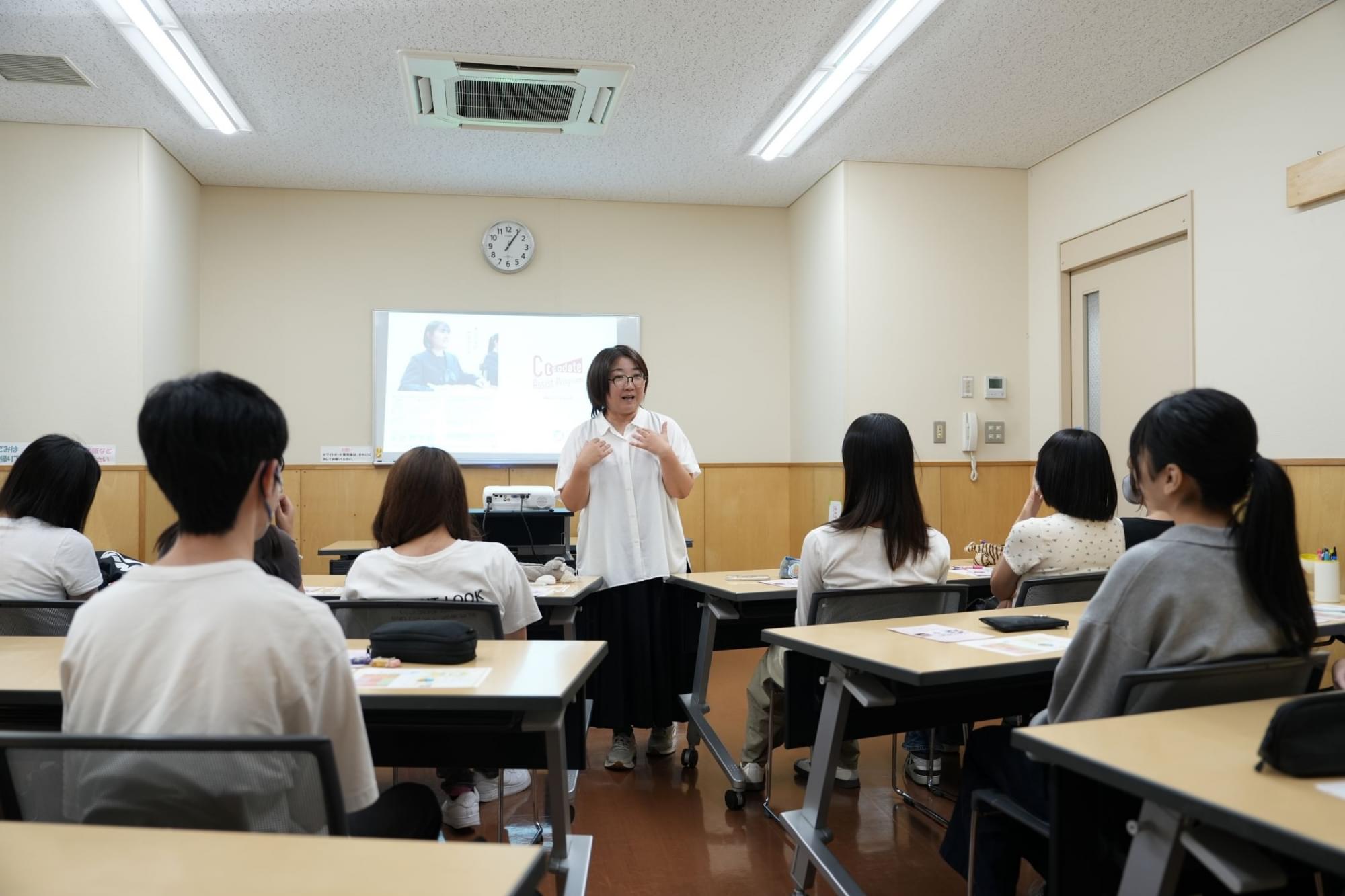生徒たちは真剣に聞き入っています