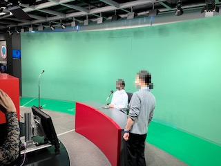 /upload/news/mosaic_20260626182834.png スタジオでナレーター